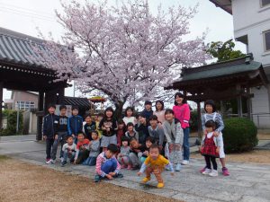 桜の花が満開の中、日曜学校の開校式とお釈迦様のお誕生をお祝いする花まつりが行われました。
