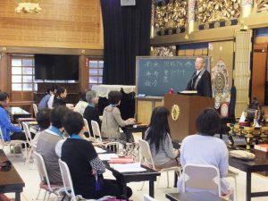 5月19日(金)午前九時半より若婦人の集いが開かれました。大阪教区より小林顕英先生が、お越しくださいました。とても分かりやすく、心に染みるお取次ぎをいただきました。