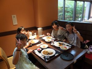 一日目昼食は、本願寺聞法会館地下のレストランで夏野菜カレーをいただきました。